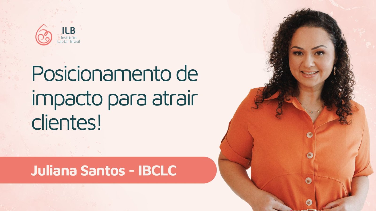 Consultora de amamentação sorridente acolhendo mãe com bebê no colo